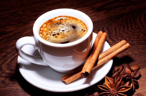 Confira os benefícios do café com canela e aprenda a preparar em casa