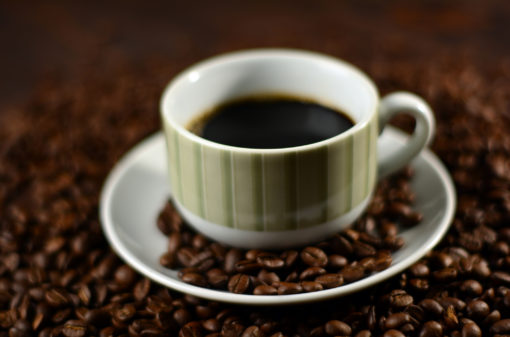 É possível prolongar a vida bebendo ½  xícara de café por dia?