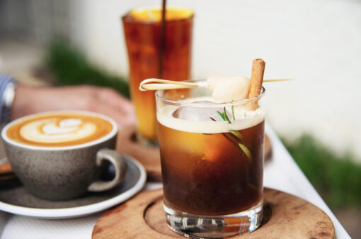 Café quente ou gelado? Saiba qual é a melhor opção para uma dose extra de cafeína!