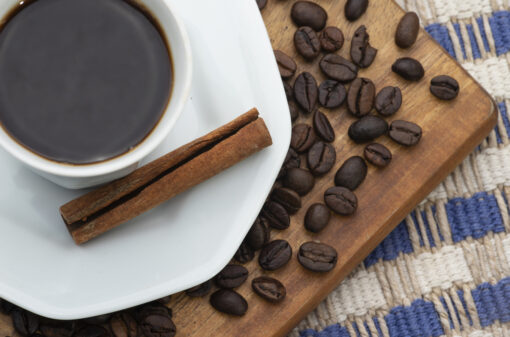 Existem benefícios no consumo de café com canela?