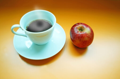 Comer uma maçã desperta mais do que beber um café?