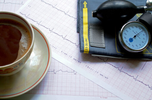 Café pode ajudar a controlar a pressão alta, afirma estudo