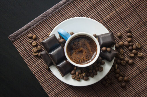 Dias de frio pedem chocolate quente cremoso com toque de café