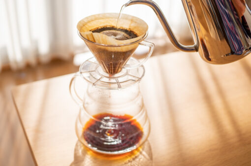 Você sabe a diferença entre coar e filtrar o café?