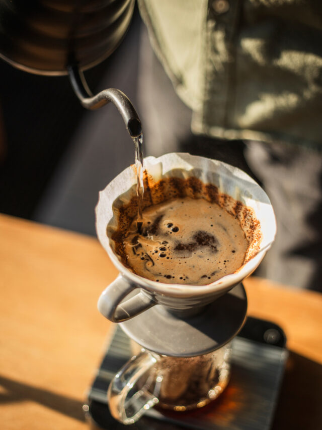Você sabe a diferença entre coar e filtrar o café?
