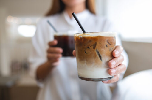 Aprenda cinco receitas irresistíveis de café gelado