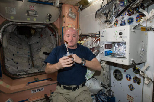 Conheça a xícara antigravidade que astronautas usam no Espaço